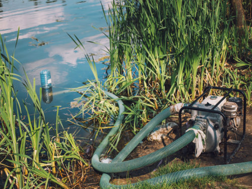 pompe d'irrigation dans un cours d'eau (Adobe stock) Image d'illustration