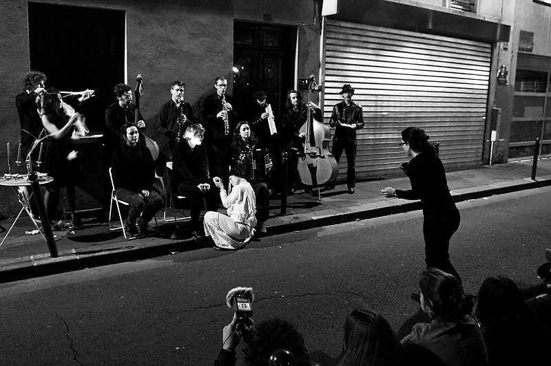02/10/10 - Soundpainting: live improvised composition performance by Trafic on rue de la Forge Royal, Paris 11e Credits by James Mulholland. Source: https://www.flickr.com/photos/jmulholland/5060628649/in/photostream
