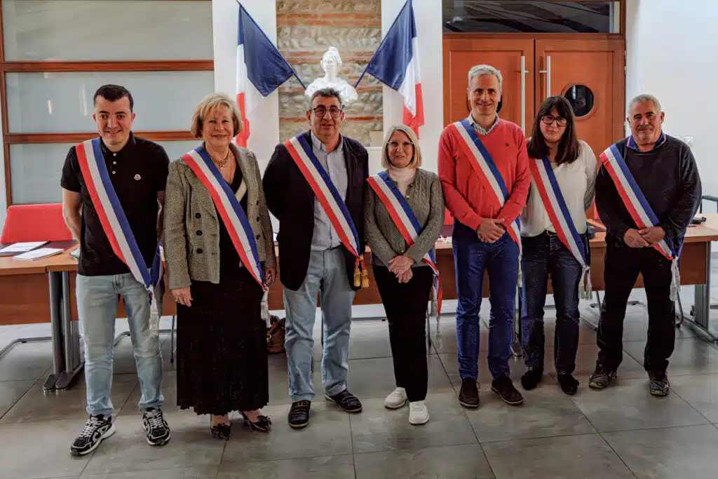 M. Jean-Michel DALLARD, maire de Longages, entouré des nouveaux adjoints : ( de gauche à droite : M.CASTILLE, Mme ROUMY, Mme PONS, M.BENTAJOU, Mme COSTES et M.EYCHENNE