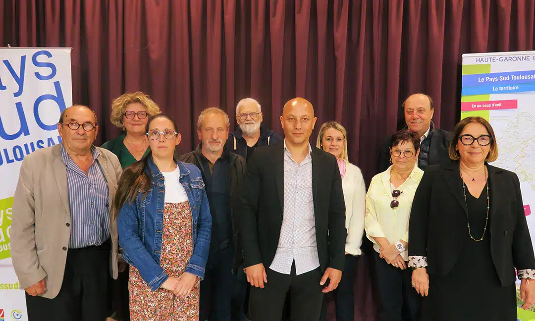 Les membres du Bureau du Pays SudToulousain réunis lors du Conseil
syndical d’installation du 18 mai 2026
à Saint-Sulpice-sur-Lèze.
De gauche à droite, Jean-Louis REMY
(CCBA), Cathy HOAREAU (CCBA),
Emilie BRUGUIER (CCCG), Laurent
LAFFONT-PORTET (CCV), René
AZEMA (CCBA), Bastien HO (CCV),
Sophie PETAUT-JEAN (CCV) Sylvette
CONDIS (CCV), Éric SALAT (CCV),
Nadia ESTANG (CCBA). René
MARCHAND et Frédéric PASIAN,
également membres du Bureau,
étaient absents lors de la
photographie. La 9e Vice-Présidence
reste à pourvoir.
© Pays Sud Toulousain